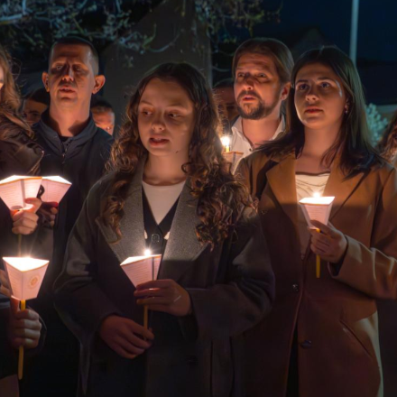 „Jertek, merítsetek fényt