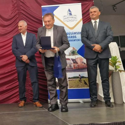 Kitüntették Zolcsák Miklós atyát